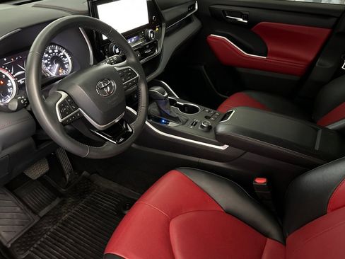 Used 2024 Toyota Highlander XSE AWD/4WD image 10