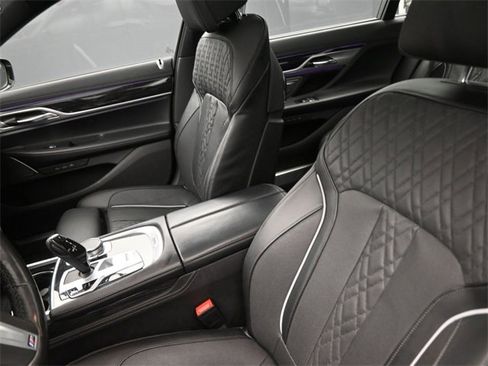 Used 2022 BMW 740i xDrive w/ M Sport Package image 33