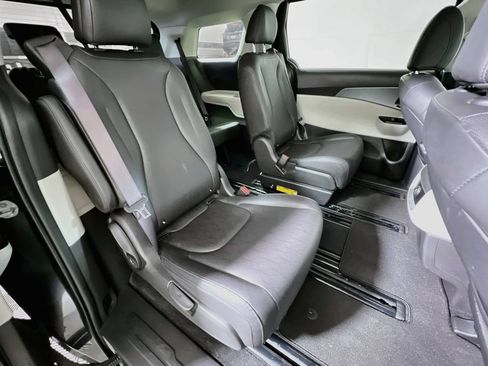 Used 2024 Kia Carnival LX FWD image 25