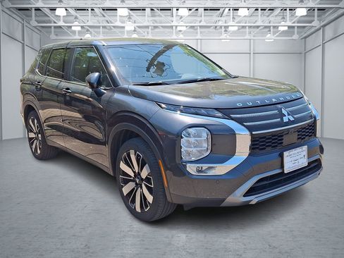 Used 2025 Mitsubishi Outlander SE FWD image 3