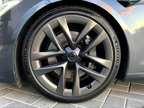 Used 2021 Tesla Model S Plaid image 9