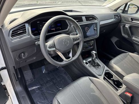 Used 2022 Volkswagen Tiguan SE FWD image 2