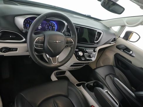 Used 2023 Chrysler Pacifica Touring-L image 17
