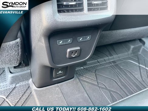 Used 2023 Chevrolet Equinox Premier image 10