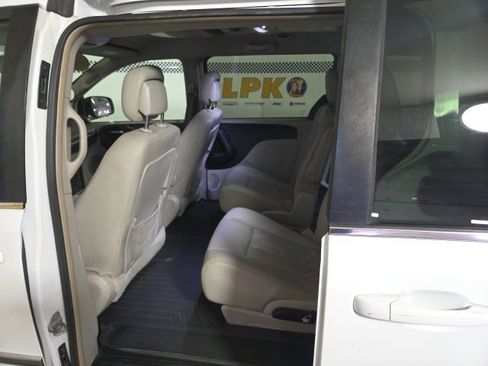 Used 2015 Chrysler Town & Country Touring image 25