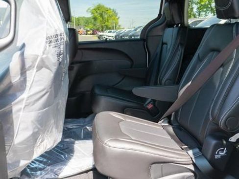 New 2027 Chrysler Pacifica Select FWD image 10