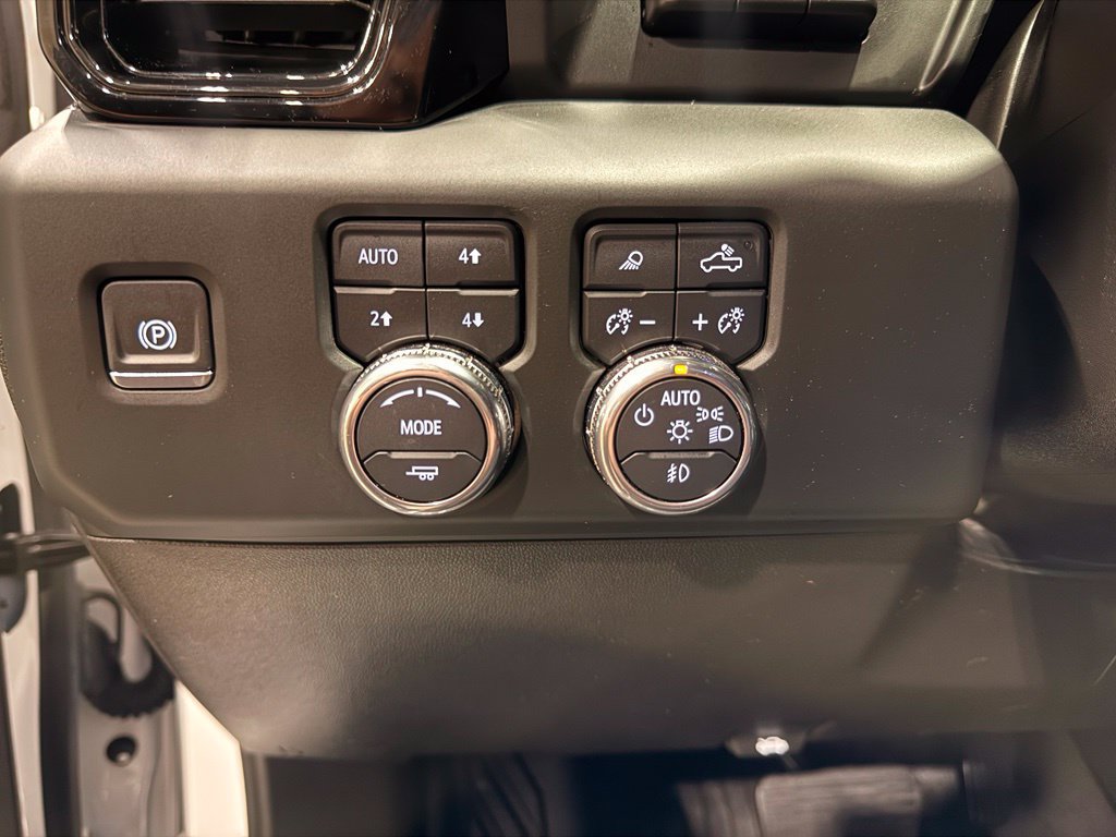 Used 2024 GMC Sierra 1500 AT4 w/ Technology Package AWD/4WD image 18