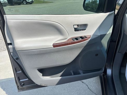 Used 2014 Toyota Sienna XLE w/ XLE Premium Package FWD image 18