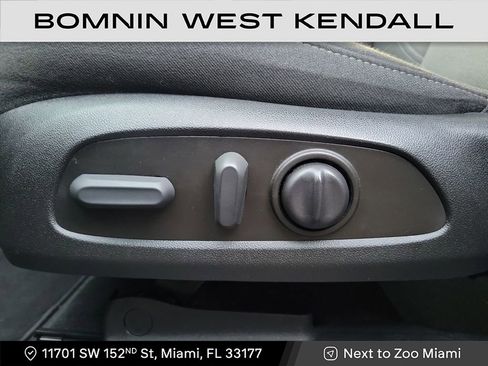 Used 2023 Chevrolet Traverse LT image 11