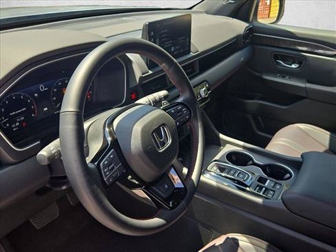 Used 2025 Honda Pilot Black Edition image 10