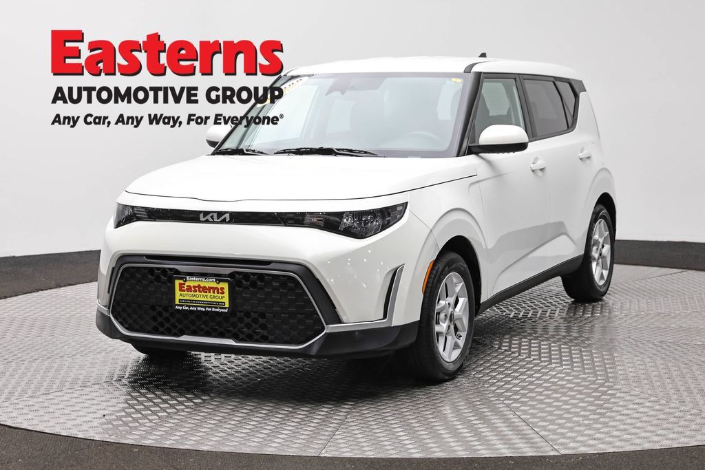 Used 2024 Kia Soul LX w/ Option Group 015 FWD image 1