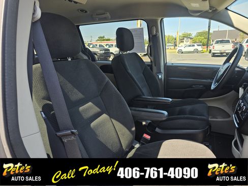 Used 2019 Dodge Grand Caravan SE w/ UConnect Hands-Free Group image 17