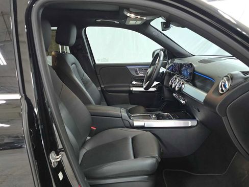 Used 2025 Mercedes-Benz GLB 250 4MATIC image 10