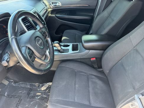 Used 2018 Jeep Grand Cherokee Laredo AWD/4WD image 13
