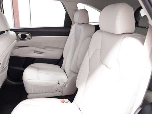 Used 2022 Kia Sorento SX Prestige w/ Panoramic Sunroof Package image 17