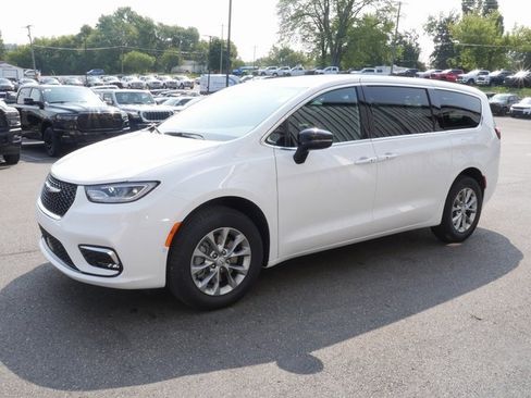 New 2026 Chrysler Pacifica Select image 8