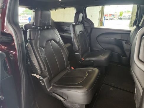 Used 2019 Chrysler Pacifica Touring-L w/ S Appearance Package FWD image 17