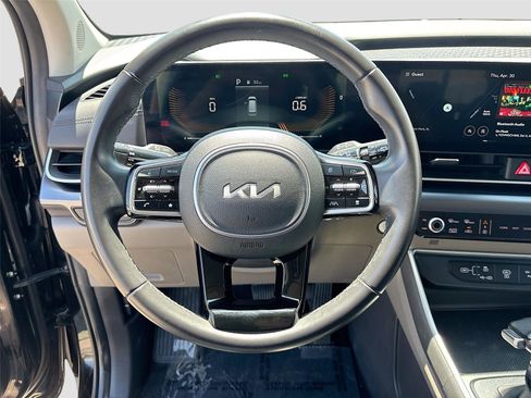 Used 2025 Kia Carnival FWD image 11