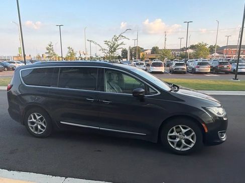 Used 2017 Chrysler Pacifica Touring-L Plus w/ Tire & Wheel Group FWD image 12