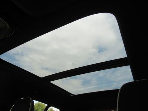 Used 2022 Volvo XC40 P8 Recharge Plus image 7