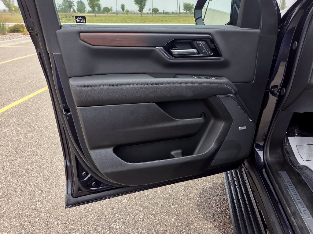 New 2026 GMC Yukon Denali w/ Denali Reserve Package AWD/4WD image 7