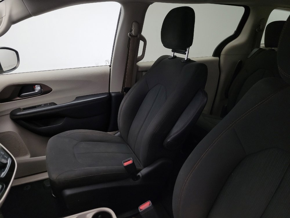 Used 2017 Chrysler Pacifica Touring FWD image 17