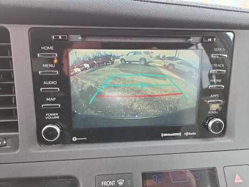 Certified 2019 Toyota Sienna XLE image 27