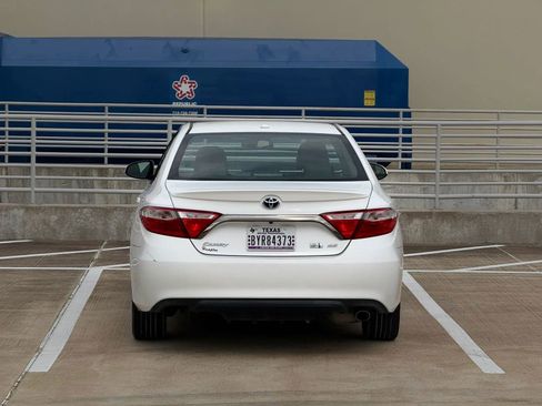 Used 2015 Toyota Camry SE w/ Moonroof Package FWD image 6