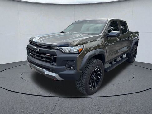 Used 2025 Chevrolet Colorado Trail Boss AWD/4WD image 5