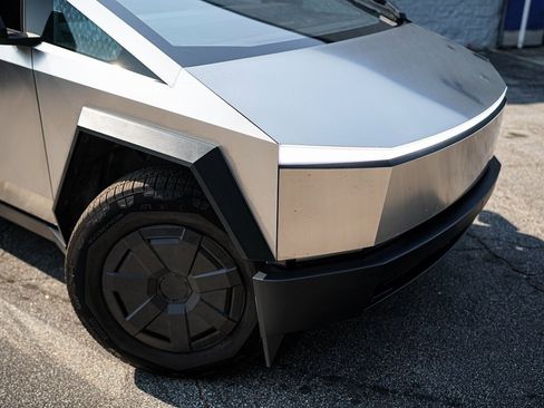 Used 2025 Tesla Cybertruck AWD Crew Cab image 7