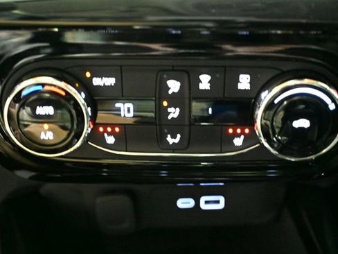 Used 2024 Chevrolet Trax ACTIV w/ Sunroof Package FWD image 33