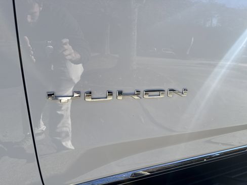 Used 2023 GMC Yukon SLT w/ SLT Premium Package image 12