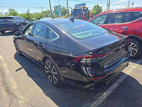 Used 2023 Honda Accord Touring image 2