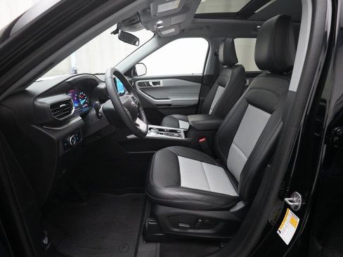 Used 2023 Ford Explorer XLT w/ Equipment Group 202A image 7