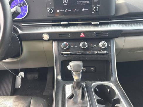 Used 2024 Kia Carnival LX FWD image 11