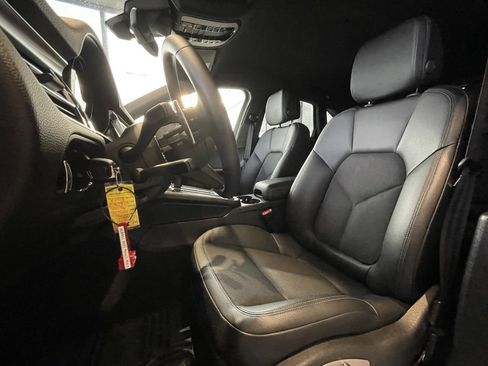 Used 2022 Porsche Macan image 19