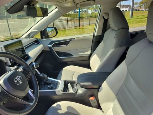 Used 2021 Toyota RAV4 XLE Premium image 13
