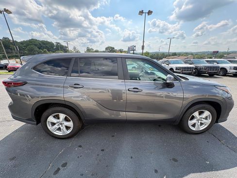 Used 2024 Toyota Highlander LE FWD image 5
