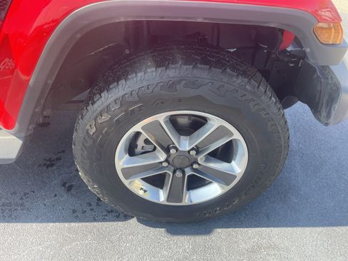 Used 2018 Jeep Wrangler Unlimited Sahara AWD/4WD image 12