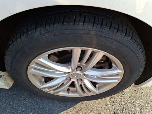 Used 2015 INFINITI Q40 AWD w/ Moonroof Package image 7
