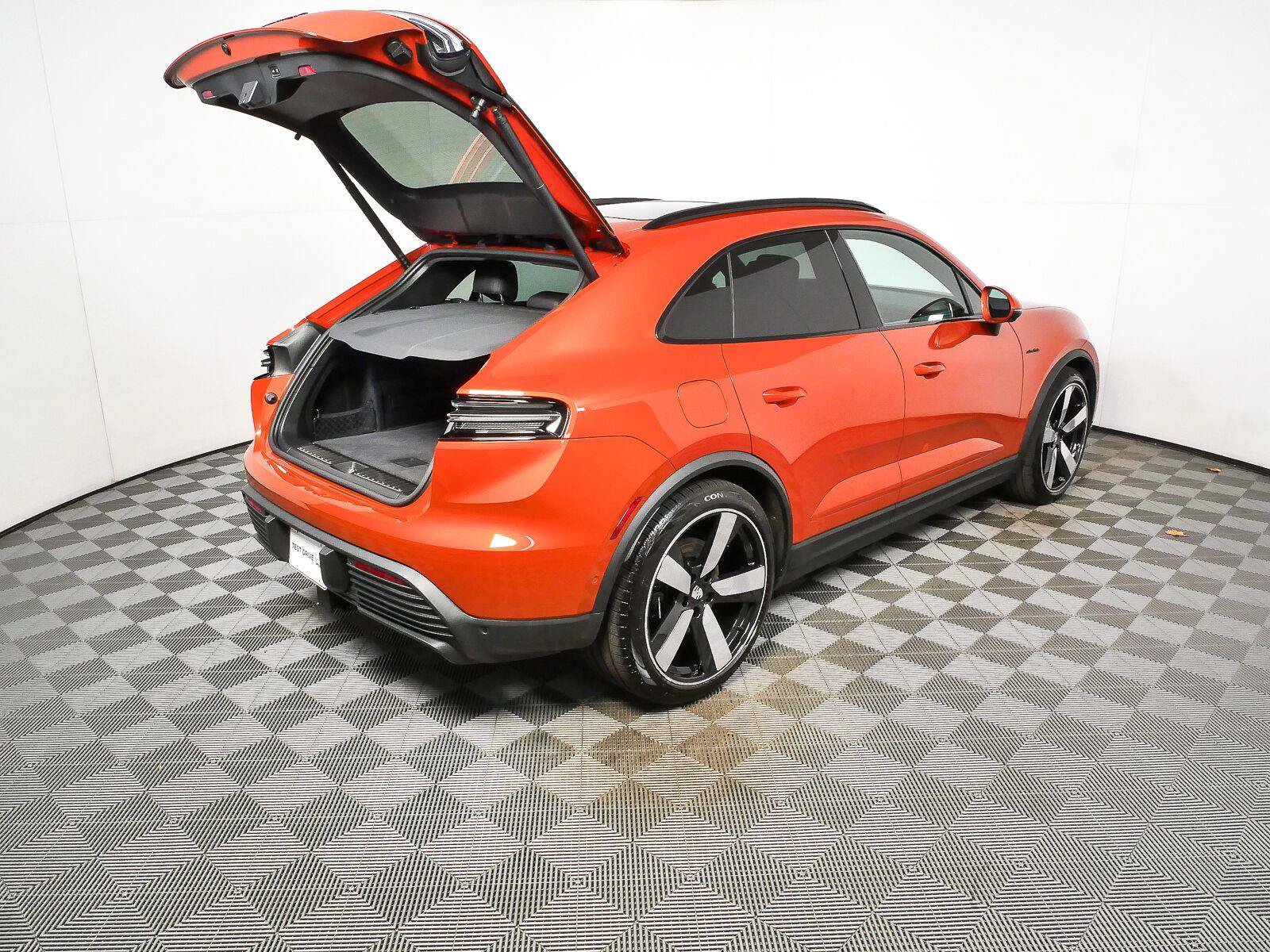 Certified 2025 Porsche Macan 4S Electric AWD/4WD image 29