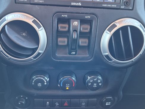 Used 2018 Jeep Wrangler Unlimited Sahara AWD/4WD image 29