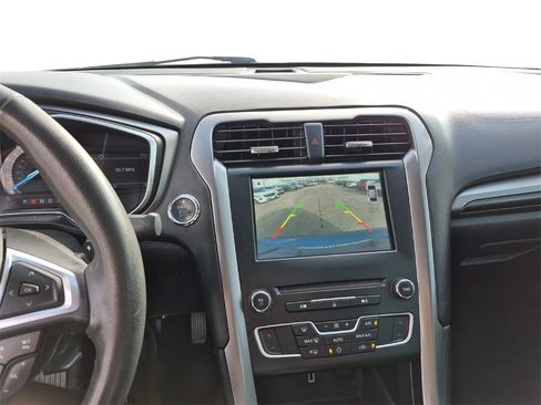 Used 2017 Ford Fusion SE w/ Equipment Group 201A image 23