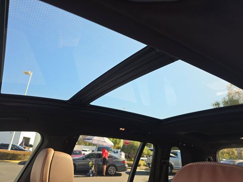 Used 2025 BMW X7 M60i w/ Executive Package image 25