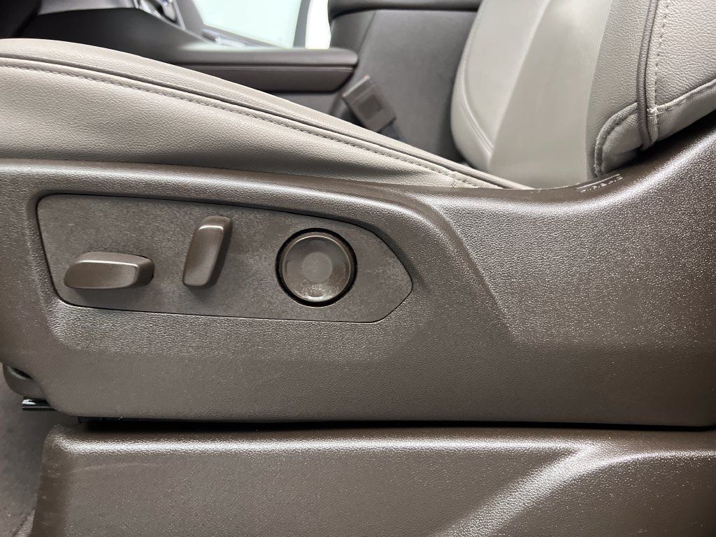 Used 2024 GMC Yukon SLT RWD image 13
