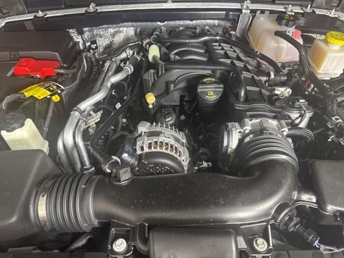 Used 2025 Jeep Gladiator Mojave w/ Convenience Group AWD/4WD image 9