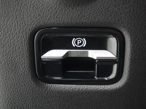 Used 2025 Mercedes-Benz C 300 Sedan image 18