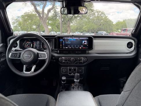 Used 2025 Jeep Wrangler Unlimited Sahara AWD/4WD image 18