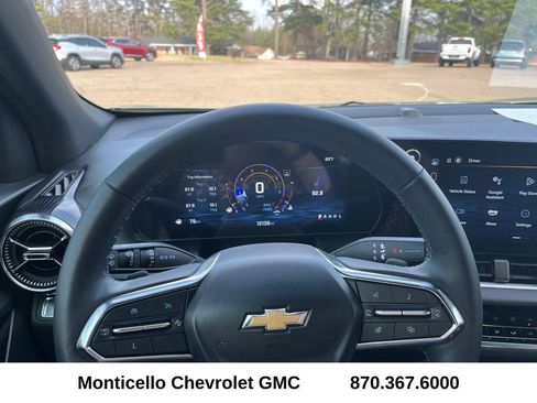 Used 2025 Chevrolet Equinox LT w/ Convenience Package II image 12