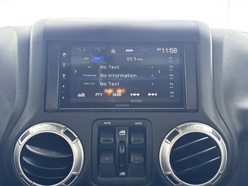 Used 2017 Jeep Wrangler Unlimited Sahara w/ Connectivity Group AWD/4WD image 16
